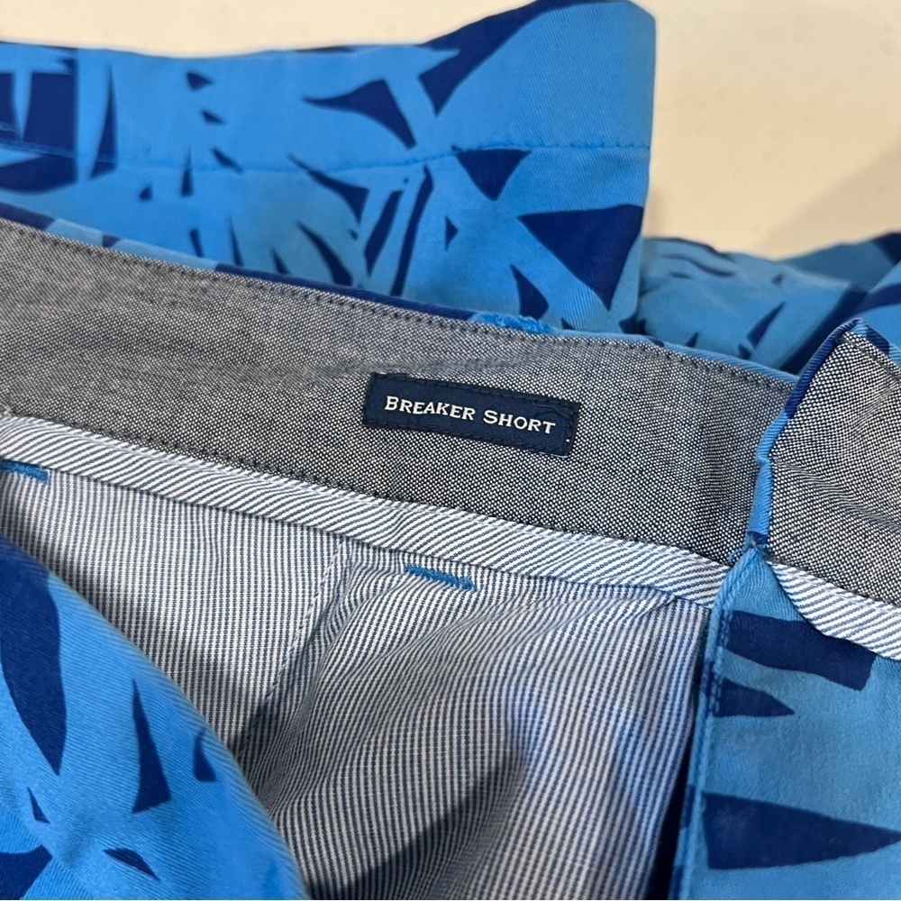 Vineyard Vines 9” Breaker Shorts Blue Hawaiian Floral Leaves print 32 NWOT - Picture 3 of 6